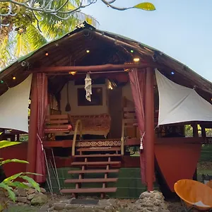 Maison d'hôtes La Pirogue Chez L'happy Qui Chante, Haapiti